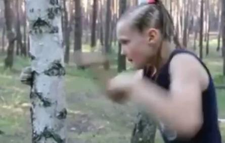 أقوى فتاة في العالم تكسر شجرة باستخدام مهارات مذهلة