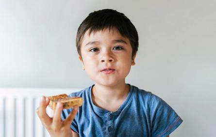 صورة لطفل يتناول الخبز المحمص