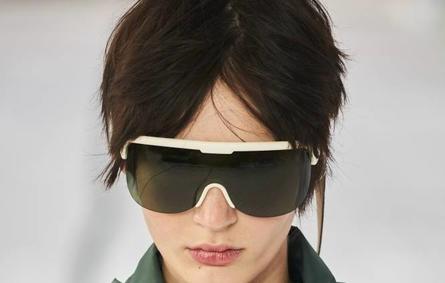 نظارة شمسية بإطار أبيض من  لاكوست Lacoste