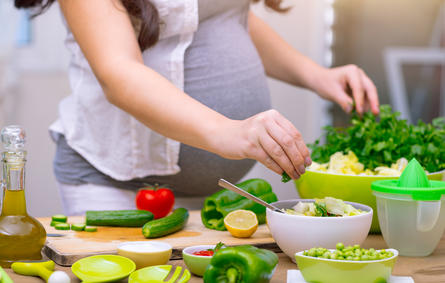 صورة لحامل تأكل الخضراوات