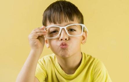 صورة لطفل يرتدي نظارات طبية