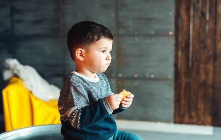 صورة طفل يأكل البسكويت المُحَلَّى