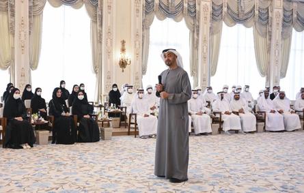 الشيخ محمد بن زايد يلقي كلمة بحضور الطبة وأولياء أمورهم والكوادر التعليمية. الصورة من "وام"
