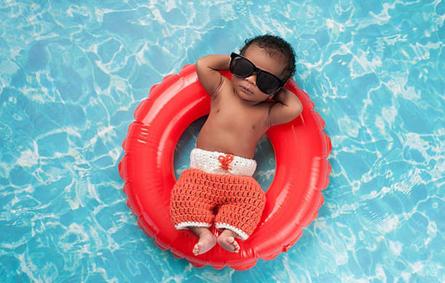 صورة لطفل في حوض السباحة