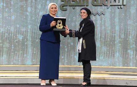 السيدة الأولى انتصار السيسي تكرّم رجاء حسين - الصورة من حساب السيدة الأولى انتصار السيسي على فيسبوك