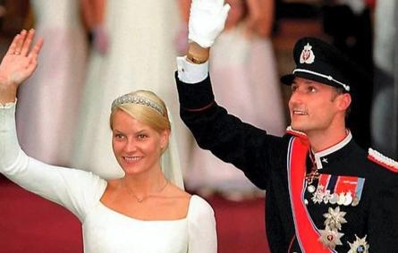 ولي العهد الأمير هاكون وولية العهد الأميرة ميت ماريت في يوم زفافهما- الصورة من حساب Europe Royals على إنستغرام