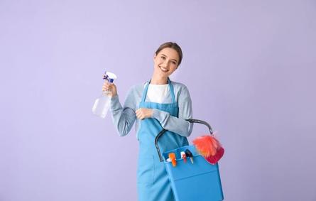 امرأة تؤدي أعمال المنزل