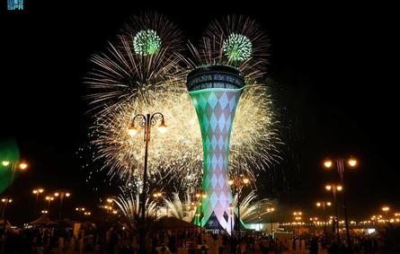 عروض الألعاب النارية تضيء سماء السعودية - الصورة من واس