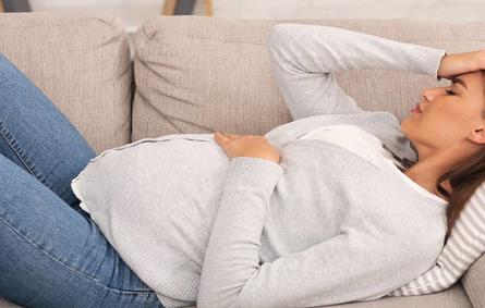 صورة لامرأة حامل تعاني من ألم بالمعدة