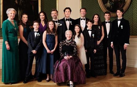 الملكة مارغريت مع عائلتها- الصورة من حساب البيت الملكي الدنماركي على إنستغرام
