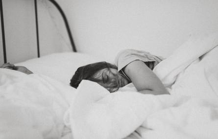 دراسة جديدة: طريقة النوم تكشف العمر المتوقع للإنسان