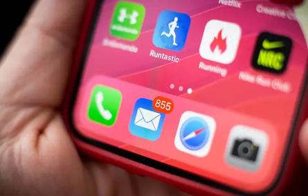 تتيح لك ميزة iPhone الجديدة تعيين "تذكيرات" لرسائل البريد الإلكتروني التي تحتاج إلى معالجتها لاحقًا وإليك كيفية استخدامها