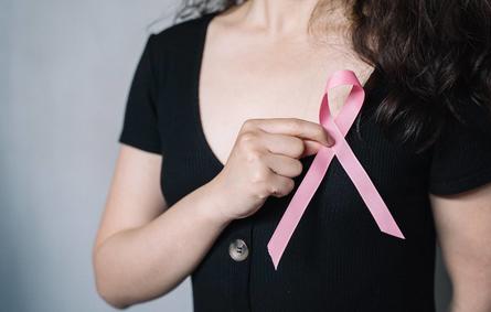 علامات ظهور سرطان الثدي.. تنبهي لها جيداً