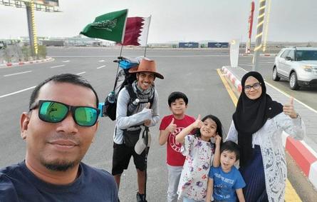 مشيًا على الأقدام.. رحّالة سعودي يروي تفاصيل رحلته إلى قطر لحضور المونديال - الصورة من حسابه الشخصي على تويتر
