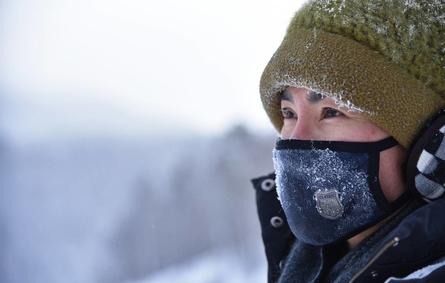 صورة شخص يرتدي ملابس ثقيلة في فصل الشتاء