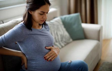 صورة لحامل تعاني من متاعب الحمل
