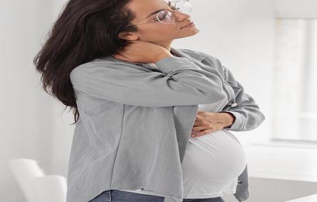 صورة لامرأة حامل تعاني من الألم