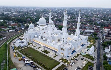 جامع الشيخ زايد الكبير في إندونيسيا. الصورة من تويتر الشيخ محمد بن زايد
