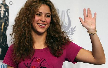 Colombian singer Shakira poses with her prize "OYE" she won for best song of the year in Spanish, in Puebla City, 05 October 2006. AFP PHOTO/ Ronaldo SCHEMIDT Ronaldo SCHEMIDT / AFP