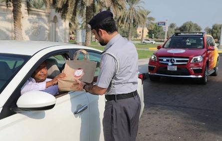 شرطة أبوظبي تكافئ 51 سائقا ملتزما احتفاء بـ"عيد الاتحاد الـ51". الصورة من شرطة أبوظبي