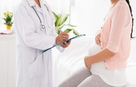 صورة لامرأة حامل مع طبيب 