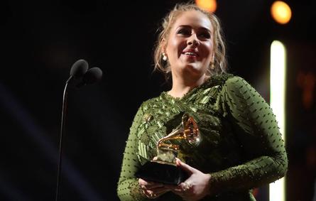LOS ANGELES, CA - FEBRUARY 12: Singer Adele during The 59th GRAMMY Awards at STAPLES Center on February 12, 2017 in Los Angeles, California. Christopher Polk/Getty Images for NARAS/AFP Christopher Polk / GETTY IMAGES NORTH AMERICA / Getty Images via AFP