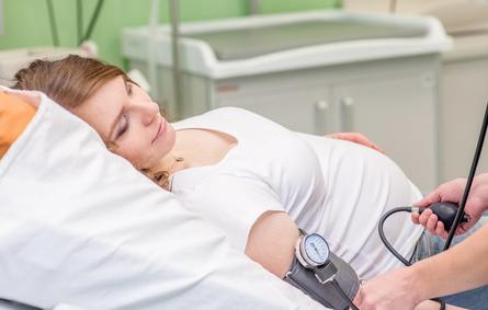 صورة لحامل مصابة بمشكلات في ضغط الدم