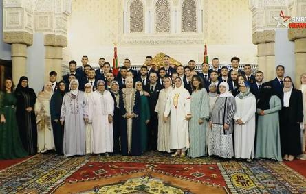 الملك محمد السادس يستقبل أفراد المنتخب المغربي ويمنحهم أوسمة ملكية