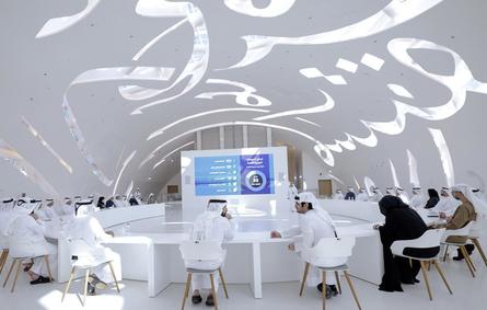 استعراض آليات تنفيذ أجندة دبي الاقتصادية في متحف المستقبل. الصورة من الموقع الإلكتروني الرسمي للشيخ حمدان بن محمد