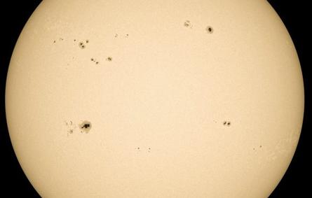 رصد واحدة من أكبر البقع الشمسية منذ سنوات. الصورة من تويتر فلكية جدة