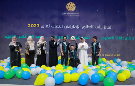 وزير التربية والتعليم يتوج الطلاب الفائزين بلقب "العالم الإماراتي الشاب". الصورة من "وام"