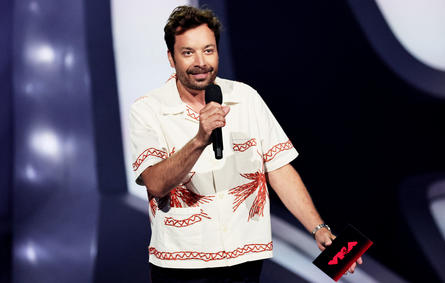 NEWARK, NEW JERSEY - AUGUST 28: Jimmy Fallon speaks onstage at the 2022 MTV VMAs at Prudential Center on August 28, 2022 in Newark, New Jersey. Theo Wargo/Getty Images for MTV/Paramount Global/AFP Theo Wargo / GETTY IMAGES NORTH AMERICA / Getty Images via AFP
