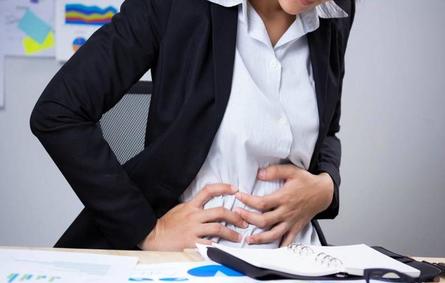 امرأة تعاني من ألم البطن (المصدر: pexels)