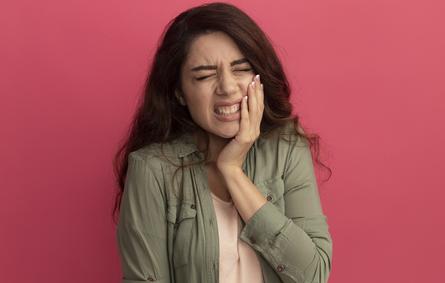 صورة لامرأة تشعر بألم في اسنانها