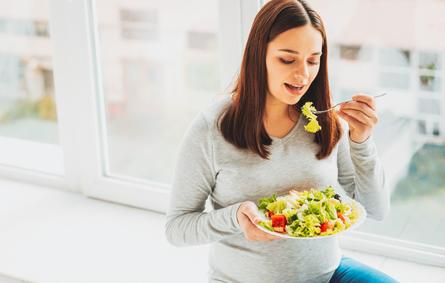 صورة لحامل تأكل