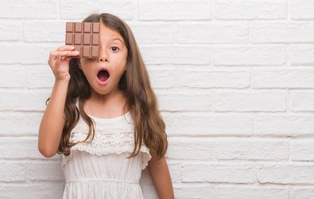 صورة لطفلة تحمل شوكولاتة