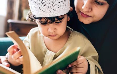 صورة لأم تعلم طفلها القرآن