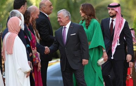 الملك عبدالله والملكة رانيا والأمير الحسين King Abdullah II, Queen Rania and Crown Prince Hussein خلال الاحتفال بيوم الاستقلال الـ 77 ( مصدر الصورة: Khalil MAZRAAWI / AFP)