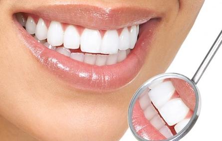 7 وسائل طبيعية لتنعمي بأسنان صحية وبرّاقة
