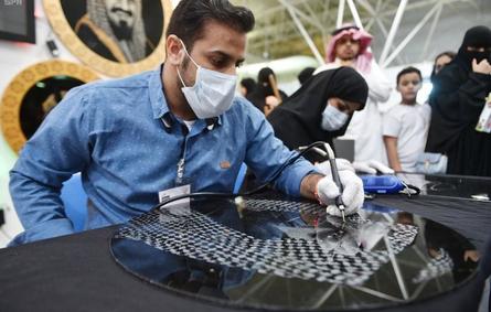 زوجان سعوديان ينقشان على الزجاج في "حكايا مسك"