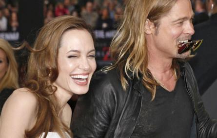 Brad Pitt يهدي Angelina Jolie قلادة تعطي الدفء