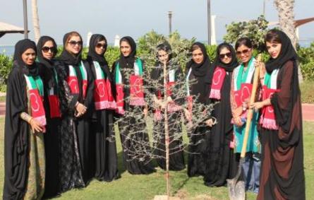 فريق مؤسسة دبي للمرأة ونادي دبي للسيدات يزرع شجرة الاتحاد