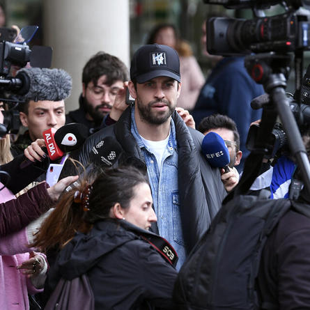 Gerard Pique (C) leaves the court in Barcelona on December 1, 2022, after he has attended the ratification of the separation demand with his ex wife Colombian singer Shakira (not pictured) and the agreement on the custody of their children. Josep LAGO / AFP