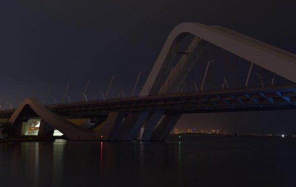 أبوظبي تطفىء أنوار جسر الشيخ زايد تكريماً للراحلة زها حديد