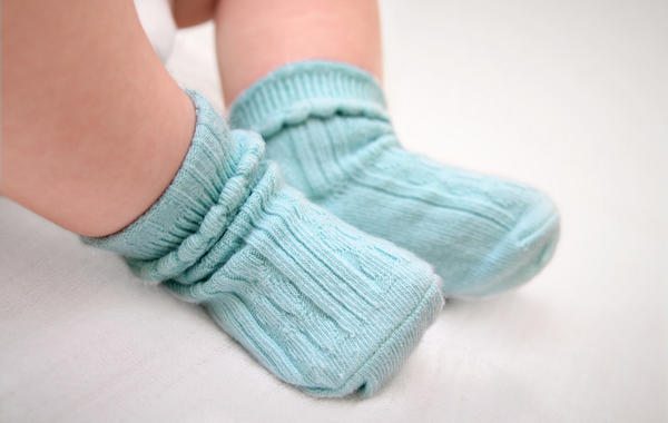 كيف تحافظين على نظافة وتجدد جوارب طفلك؟