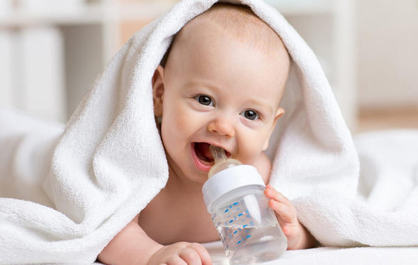 متى يمكن لطفلي الرضيع شرب الماء؟