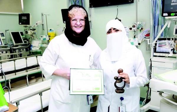 الممرضة ريما الحساوي تحصد جائزة "ديزي"