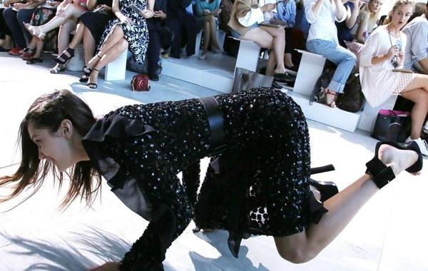 بالفيديو: بيلا حديد تسقط أرضاً في عرض مايكل كورس