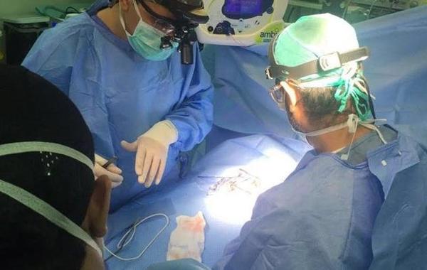 جراحة ميكروسكوبية تنقذ يد فتاة سعودية من البتر
