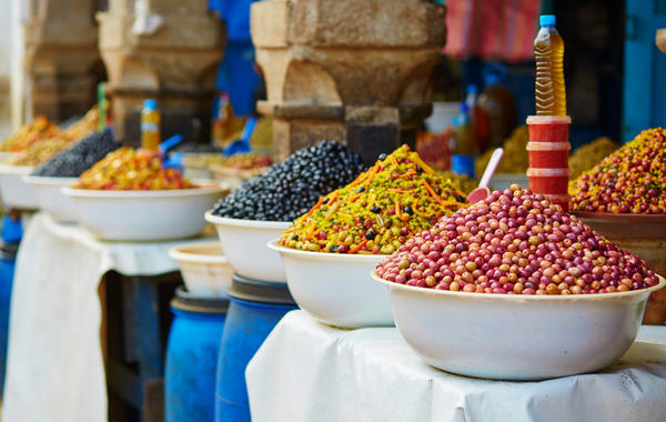 سوق مغربي للزيتون فقط!
